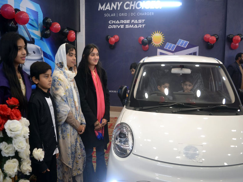 Abdul Qadir Gilani inaugurates Inverex EV new showroom of 'Naseem Motors